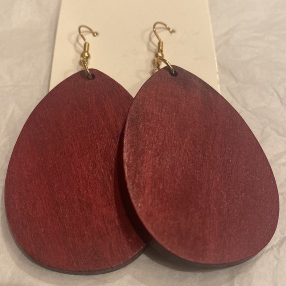 ♥️💛‼️NWOT Artisan Burgundy Wooden Drop Earrings with Gold Posts - Picture 3 of 4